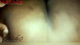 ei olha essa preta gozando gostoso enquanto leva leite no cuzinho apertado