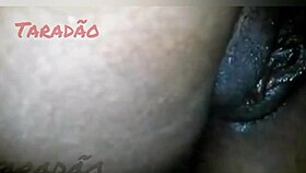 ei olha essa preta gozando gostoso enquanto leva leite no cuzinho apertado