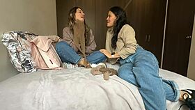 la vecina muestra sus medias veladas para su esposo