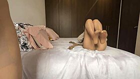 la vecina muestra sus medias veladas para su esposo