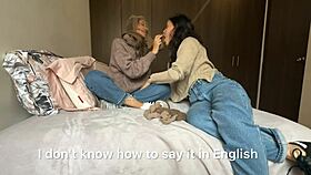 la vecina muestra sus medias veladas para su esposo