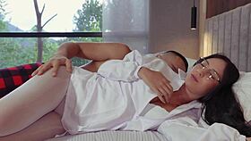 patient mistakes doctor for wife and pumps her full of cum