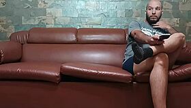 Masturbando com minha madrastra tá bem tentador e molhado