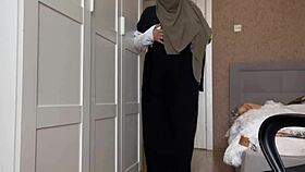 Hey syrian hijab slut rubs wet clit up close