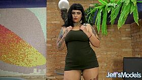 Inked Curvy BBW Alana Kralissa Spreads Legs Wide for Intense Machine Toy Masturbation