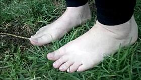 hey, check out this cute aus greek girl's sexy outdoor feet play 😍👣