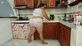 quiero follar en LA COCINA con tu big ass bbw pussy ahora mismo por favor