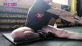 Alternative tattoo babe stretches her flexible gym body raw!