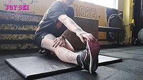 Alternative tattoo babe stretches her flexible gym body raw!