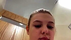 😏 super horny bbw fingers her shaved pussy to orgasm in public mall shop close up 👅💦