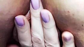 Hey watch this mature wife buttering her muffin so naughtily 😋🍑🔥