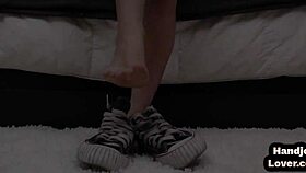 amateur teen hj pov closeup dirty talk while jerking 😈💦