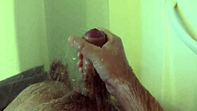 Solo amateur babe masturbates sensually in the steamy shower