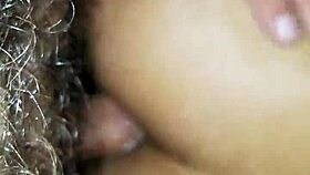Mi vecina virgen del culo gime mientras la lleno de crema anal
