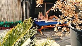 Laid couple connects in solarium for beachy blowjobs and wet fun