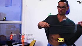 casal apaixonado se pegando na sala, curvy latina gemendo de prazer...