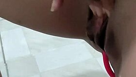 Novinha com o grelo grande e vibrador esguichando no squirt