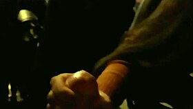 Mamei e punhetei ele até gozar em público no cinema levei rola em casa com gozada na buceta