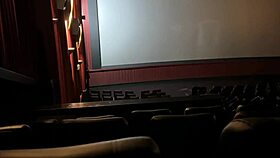 Mamei e punhetei ele até gozar em público no cinema levei rola em casa com gozada na buceta