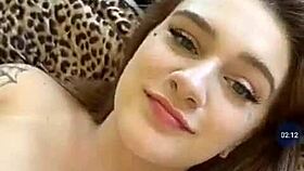 La chica que le gusta estar en topless