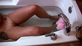 Bathtub dick sucking teases into boyfriend's messy facial surprise