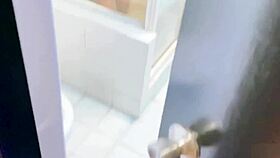 Bersetubuh dengan wanita pantat bahenol di kamar mandi