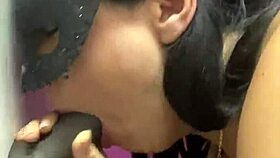 Chupando no glory hole
