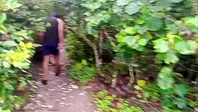 comendo casal de turista na trilha