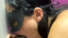 Chupando no glory hole