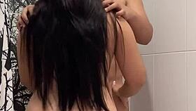 Rica follada en la ducha termina con leche