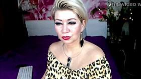 Mature webcam slut plays with tongue and dildo
