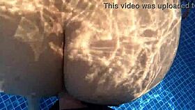 Encuentro una desconocida de culo enorme masturbandose en la piscina y le cambio su dildo de plastico por una verga de verdad
