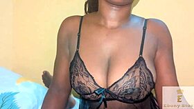 ebony star excitée jouit sur une grosse bite noir de jackcock