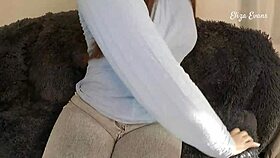 compañera universitaria se pone muy caliente ante de los examenes y se baja el jeans eliza evans