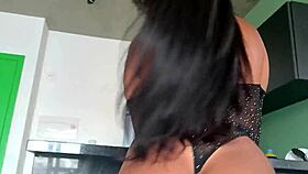 Macetando a buceta da morena indigena ate ela pedir gozada na boca