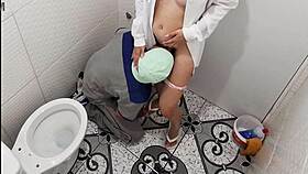 Enfermeira casada trai marido com faxineiro no banheiro do hospital