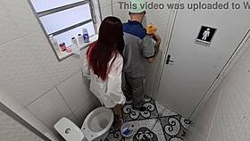 Enfermeira casada trai marido com faxineiro no banheiro do hospital
