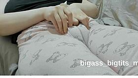 swollen pussy-pussy w th pajamas- masturbate w th pajamas- rubb ng pussy w th pajamas