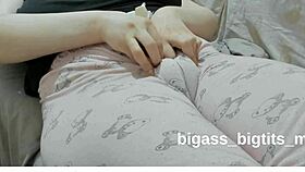 swollen pussy-pussy w th pajamas- masturbate w th pajamas- rubb ng pussy w th pajamas